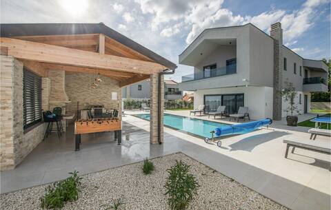 Cozy home in Rebici with heated swimming pool