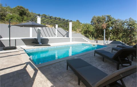 6 bedroom gorgeous home in Dvornica
