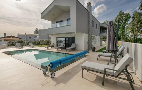 Lovely home in Rebici with WiFi