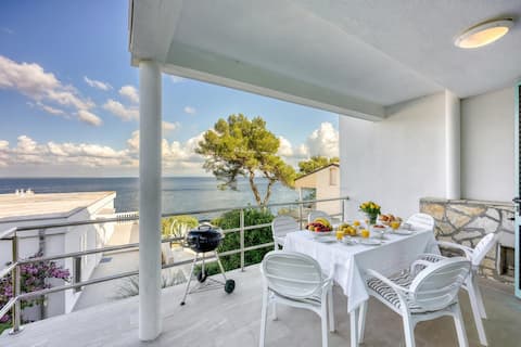 Valdarke Seaside Apartment - Happy Rentals