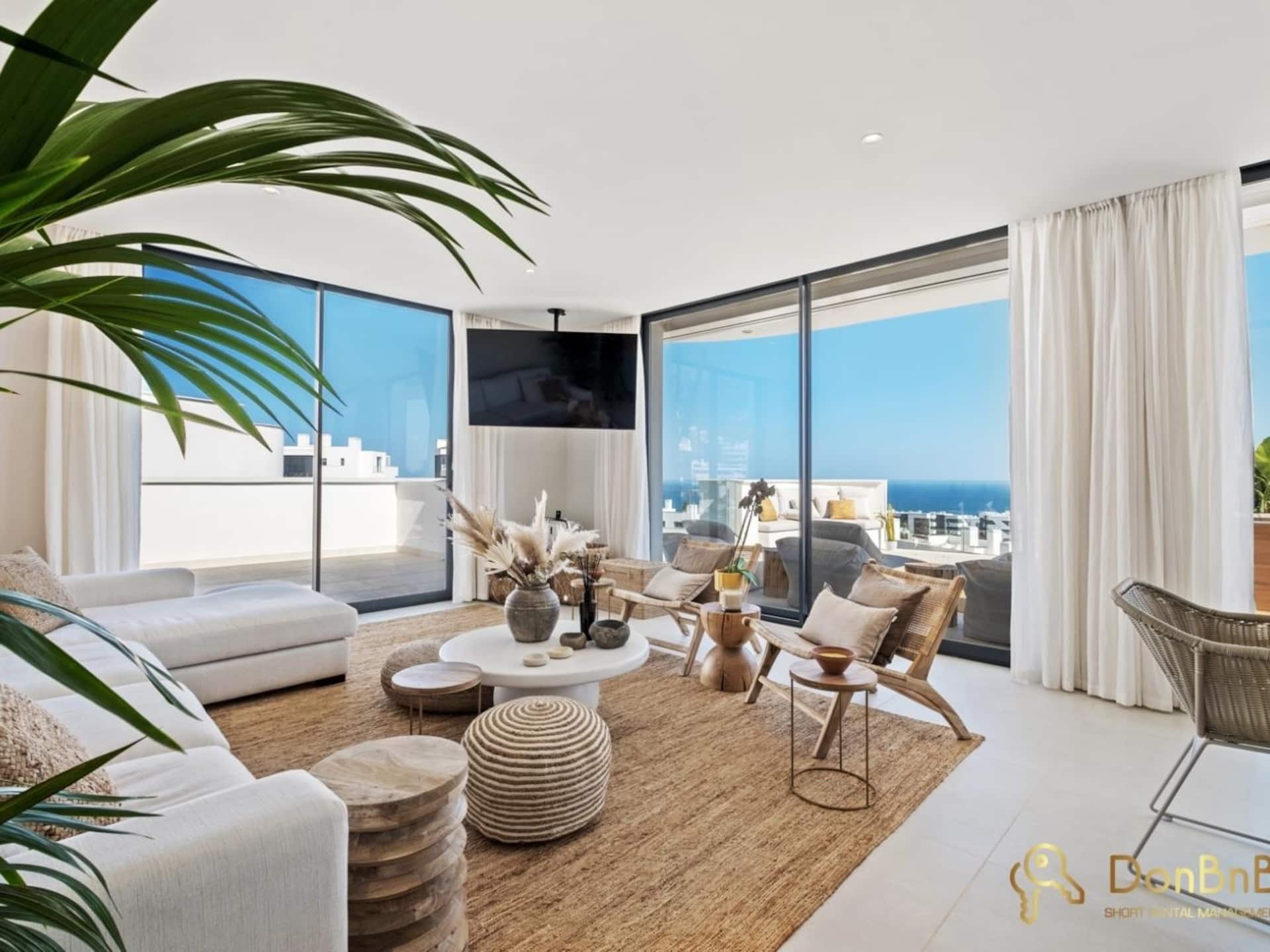 Luxury Penthouse with Jacuzzi in Higuerón West