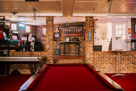 Arcade Adventure! 6-BR Stay near Football Stadium