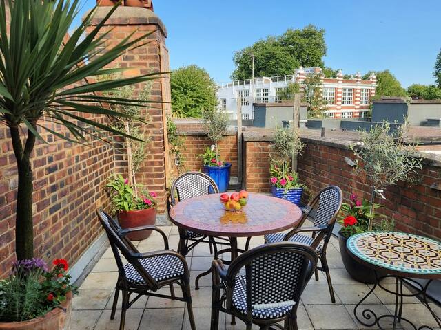 Contemporary Open Plan Penthouse gallery image 3