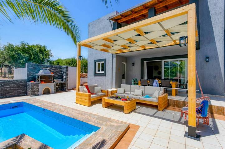 Villa Alpha by Villa Plus gallery image 3