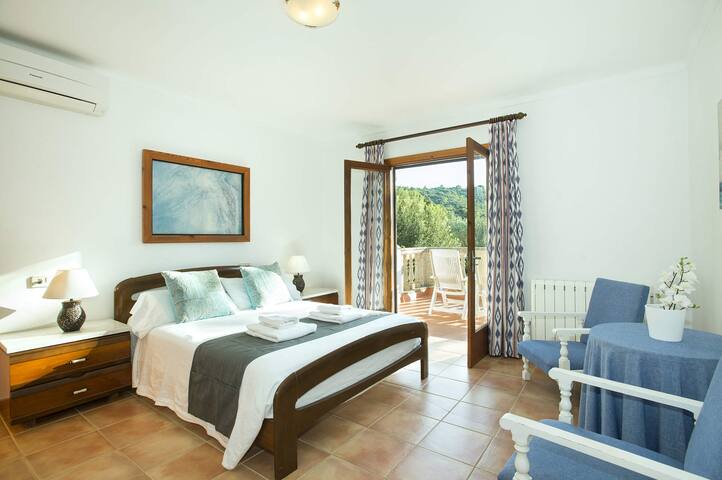 Villa Busqueroles by Villa Plus gallery image 5