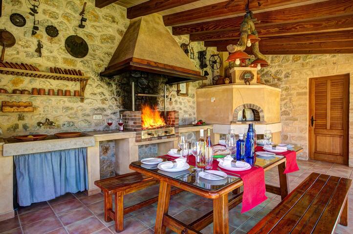 Villa Busqueroles by Villa Plus gallery image 4