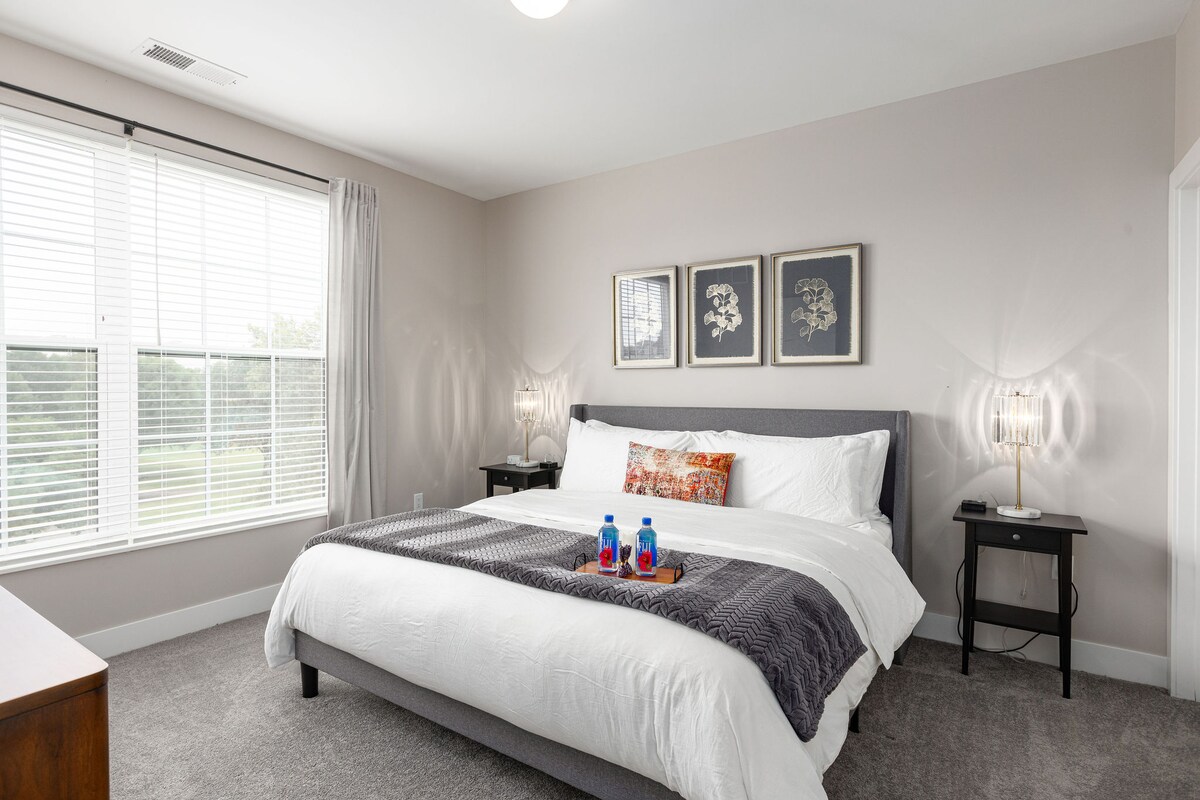 Прекрасен главен спален апартман со дизајнерски мебел/декор