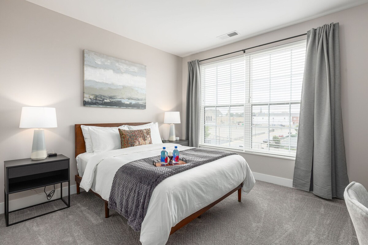 Пространата гостинска спална соба има брачен кревет (широк 150-179 см) и биро со канцелариски стол