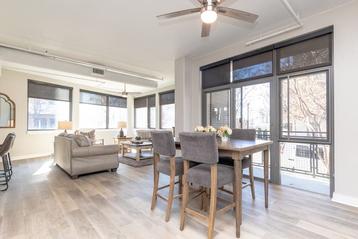 Luxurious Downtown 2 bedroom 2 bath with views 1M