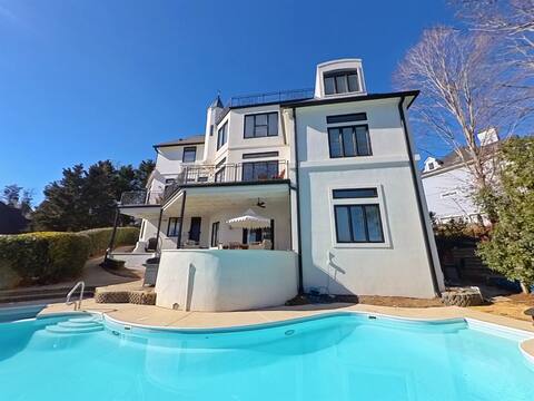 Beautiful Lake Escape! Heated Private Pool and Fun
