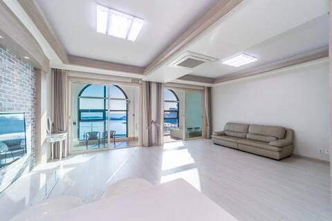 Room with a spacious ondol room, Room 602 (32 pyeong spacious ondol room 1/large living room 1, spa)