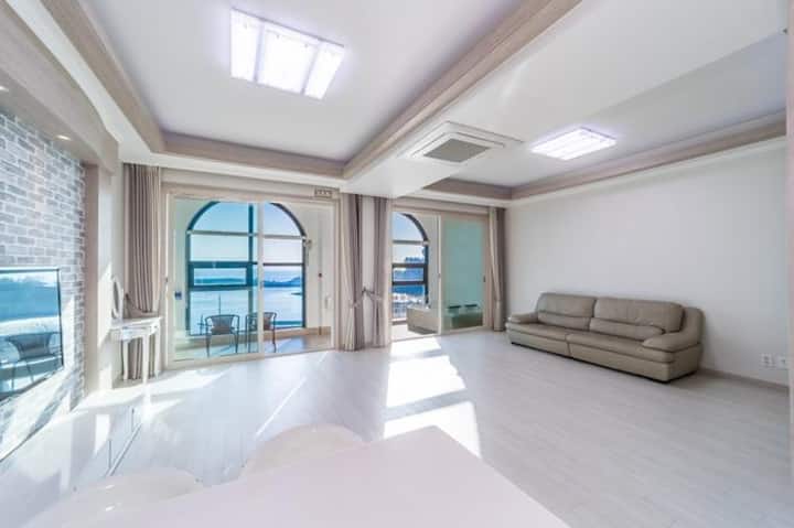 Room with a spacious ondol room, Room 602 (32 pyeong spacious ondol room 1/large living room 1…