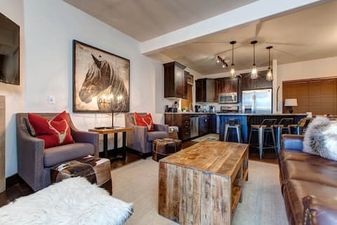 Patio BBQ-Resort Pool | Sleeps 10 | Moose Mgt 2308