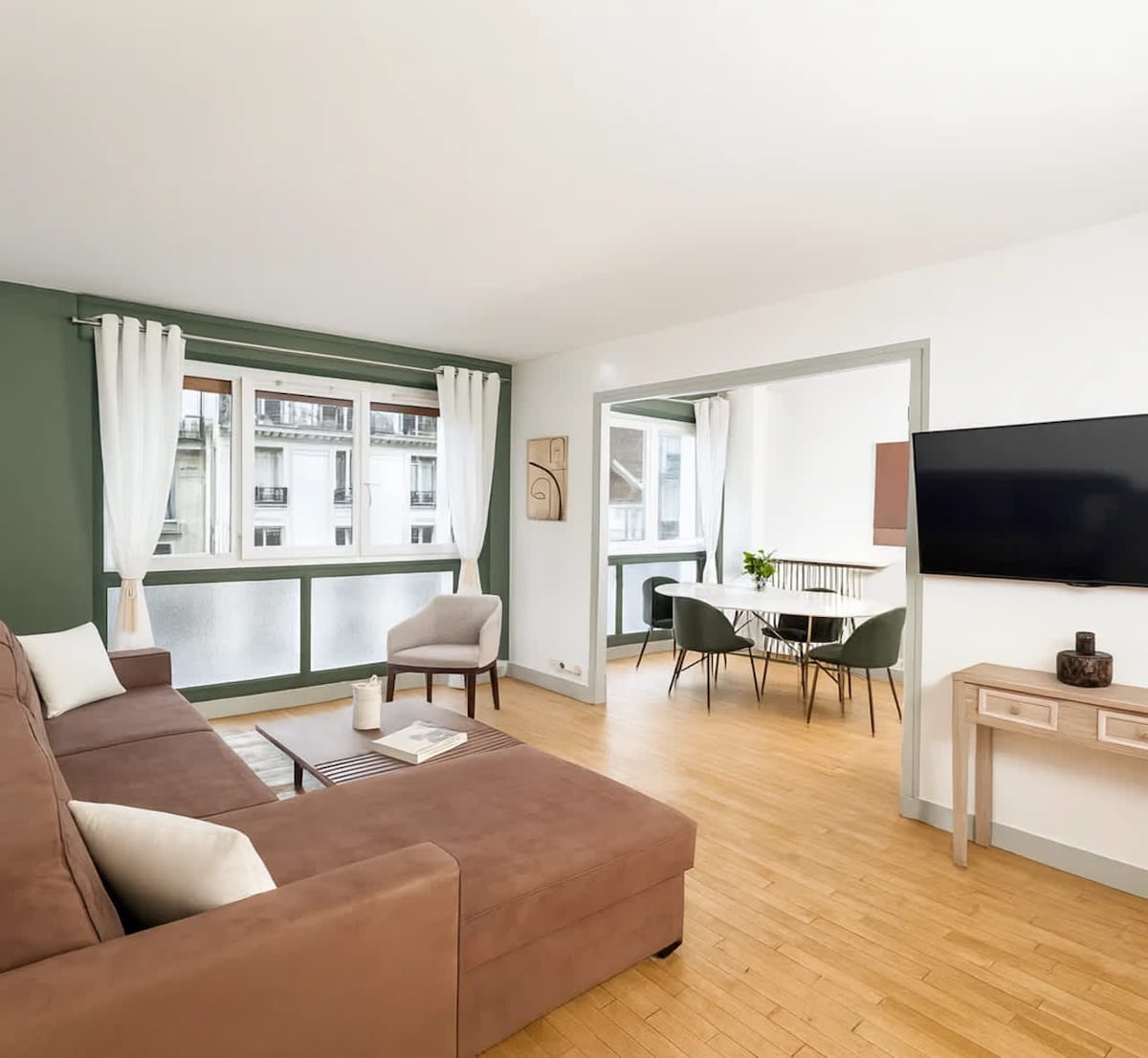 Muhtasari wa sebule na sehemu ya kulia
