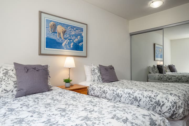 חדר השינה השלישי, שמתאים לילדים או לחברים, מבטיח שכולם יישנו בנוחות.