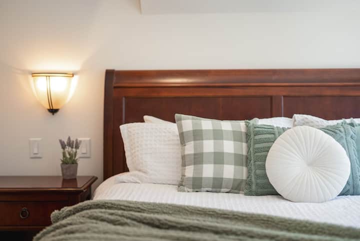 תיהנו מהנוחות של מיטת קינג-סייז מפוארת אחרי יום במדרונות ההרים.