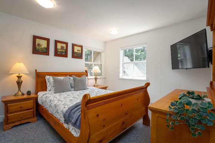 חדר השינה הזה, נעים ומזמין, כולל מיטת קווין סייז ואווירה מרגיעה.