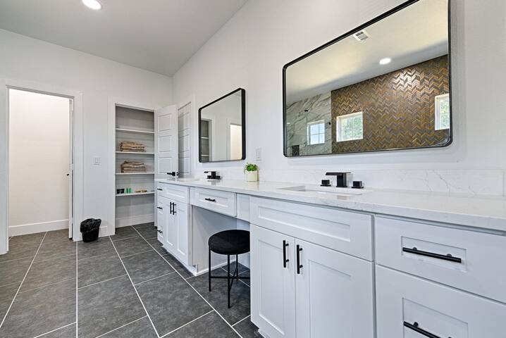 6BR Trinity Groves Urban Escape | Huge Backyard gallery image 4