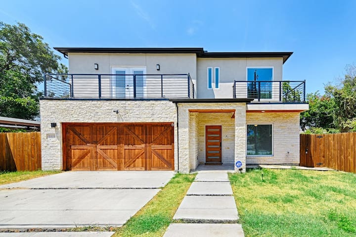 6BR Trinity Groves Urban Escape | Huge Backyard