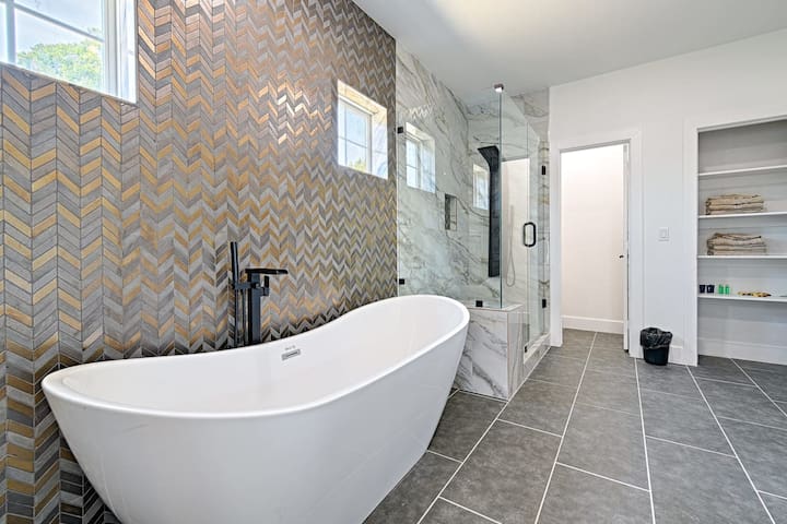 6BR Trinity Groves Urban Escape | Huge Backyard gallery image 3