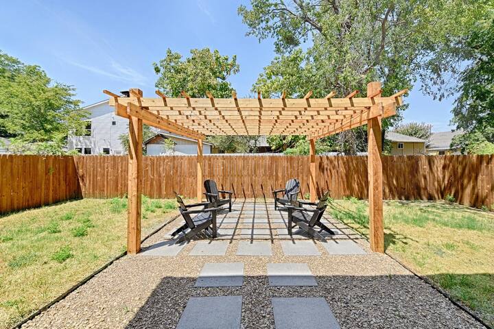 6BR Trinity Groves Urban Escape | Huge Backyard gallery image 5