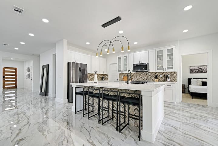 6BR Trinity Groves Urban Escape | Huge Backyard gallery image 2