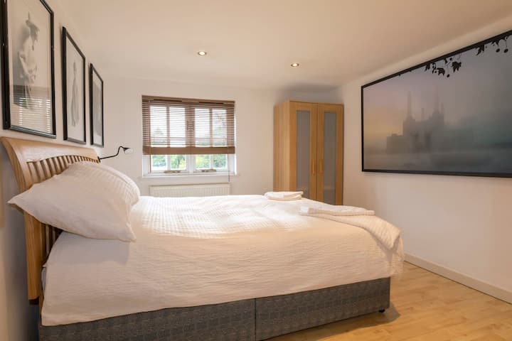 غرفة نوم مزدوجة مريحة ومريحة.