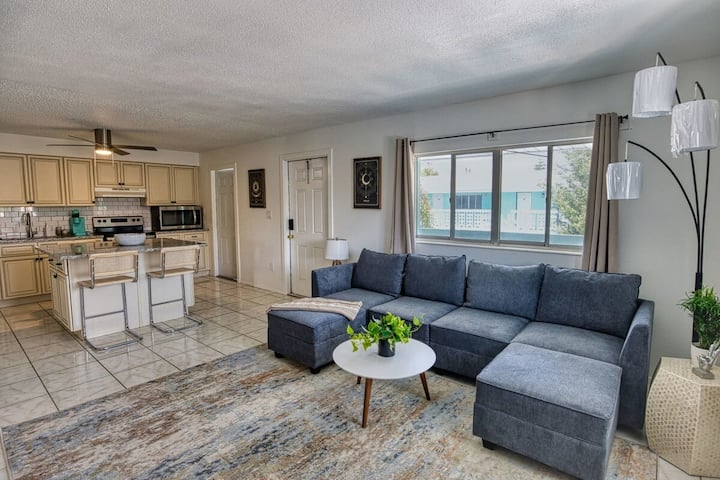 Charming & Renovated 2br Steps From The Sea! - Cape Canaveral, FL