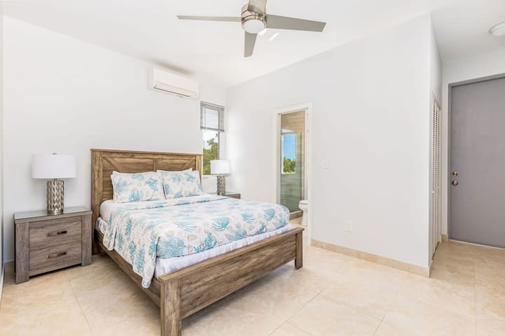 El dormitorio 1 tiene una acogedora cama tamaño queen.