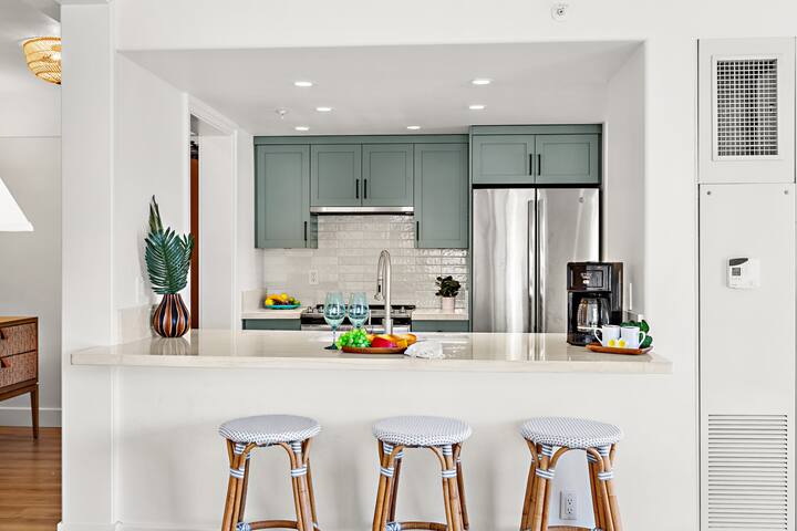 Grdn View steps from beach, dining, shopping 473 gallery image 3