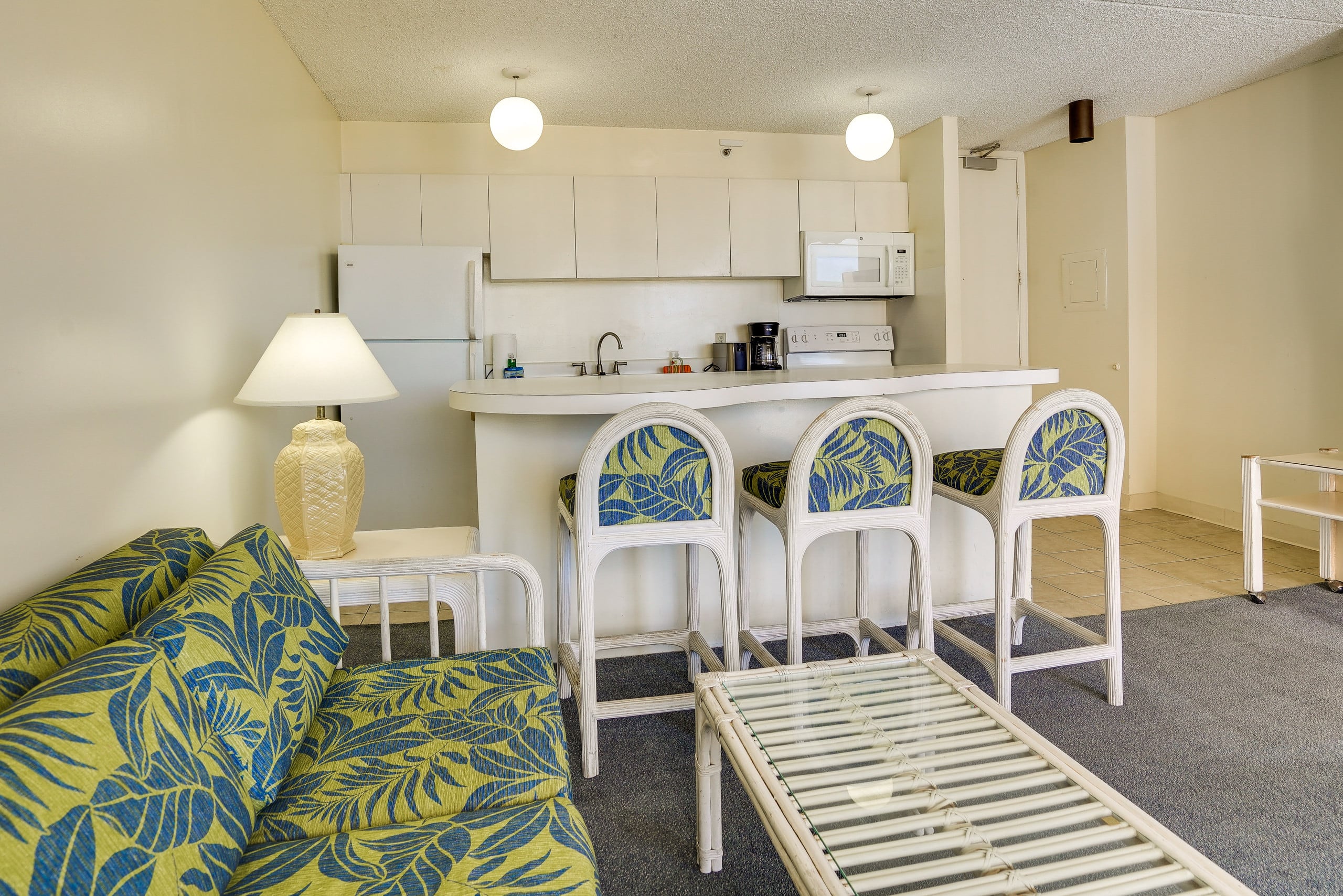 Condo in Honolulu · ★4.13 · 1 bedroom · 2 beds · 1 bath - Image 4