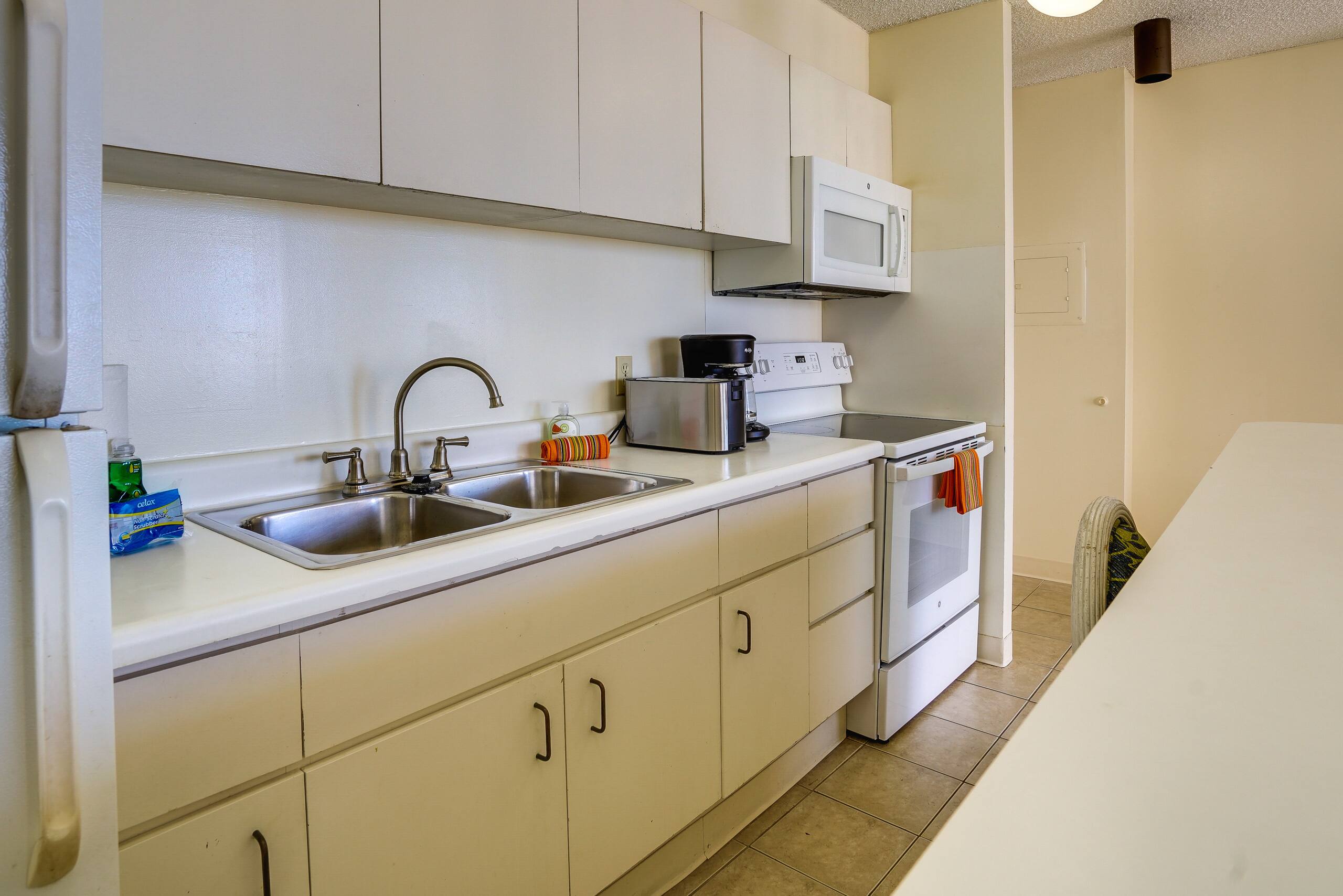 Condo in Honolulu · ★4.13 · 1 bedroom · 2 beds · 1 bath - Image 10