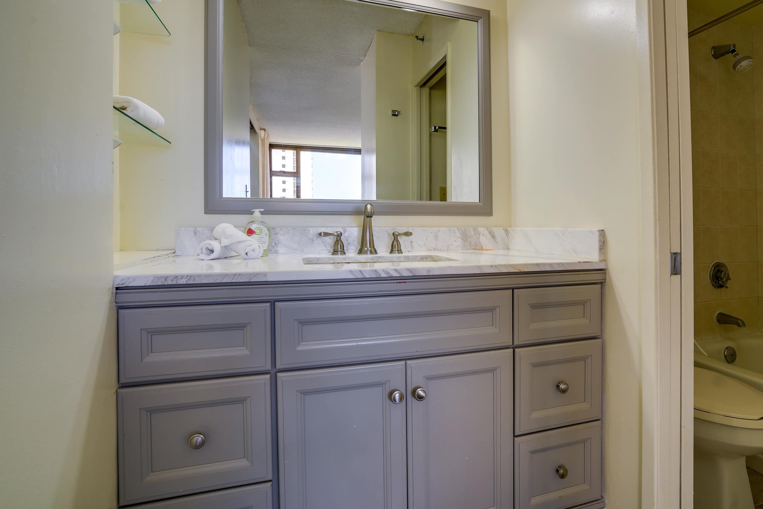 Condo in Honolulu · ★4.13 · 1 bedroom · 2 beds · 1 bath - Image 16