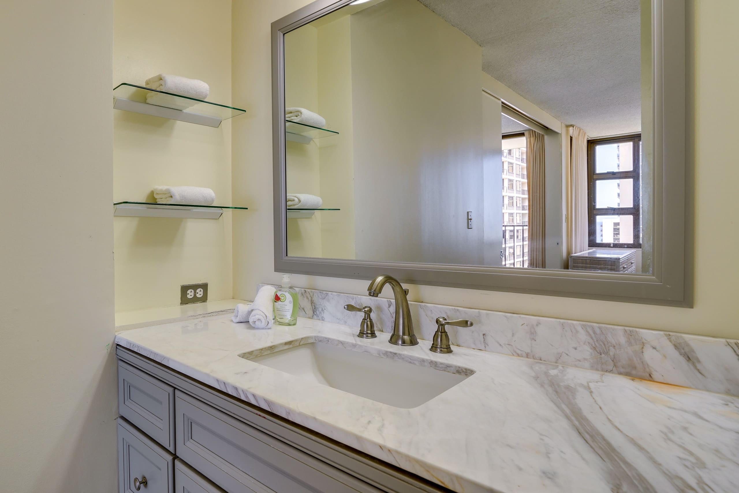 Condo in Honolulu · ★4.13 · 1 bedroom · 2 beds · 1 bath - Image 15