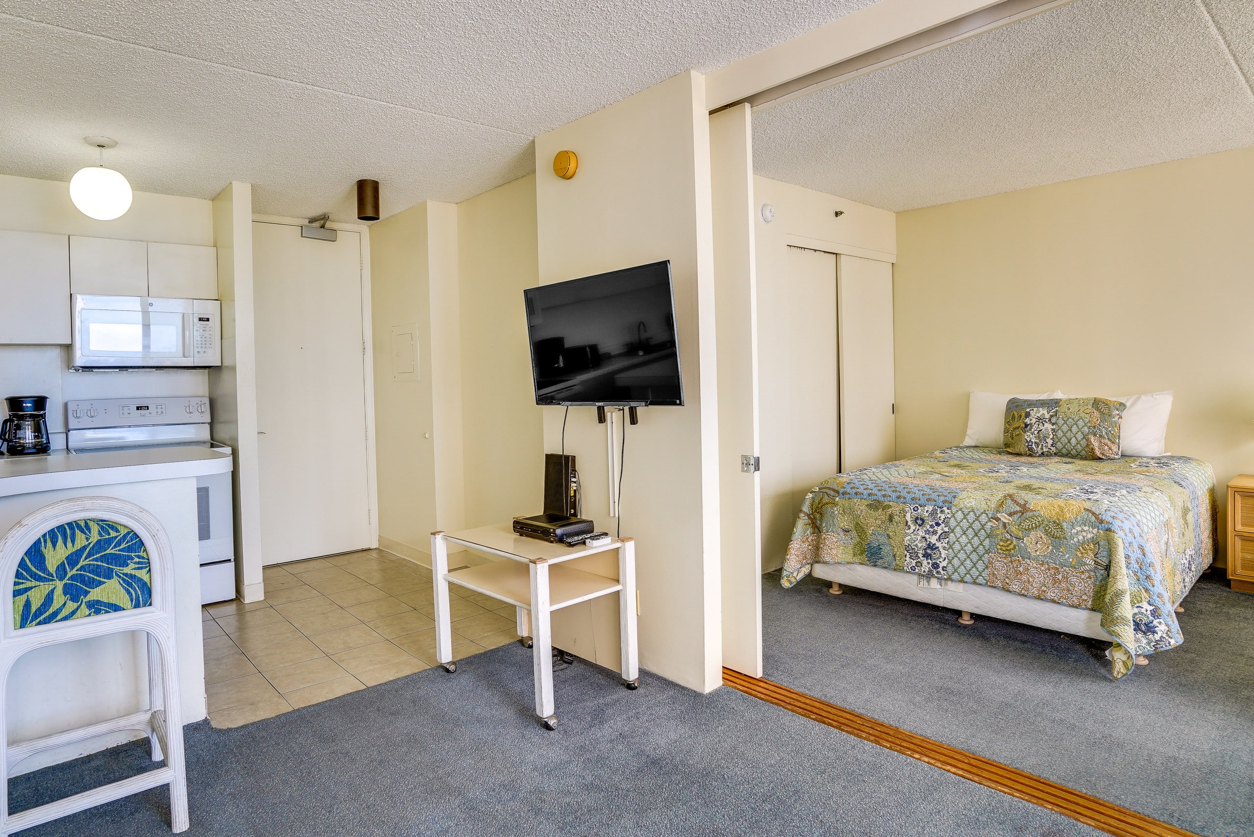 Condo in Honolulu · ★4.13 · 1 bedroom · 2 beds · 1 bath - Image 7