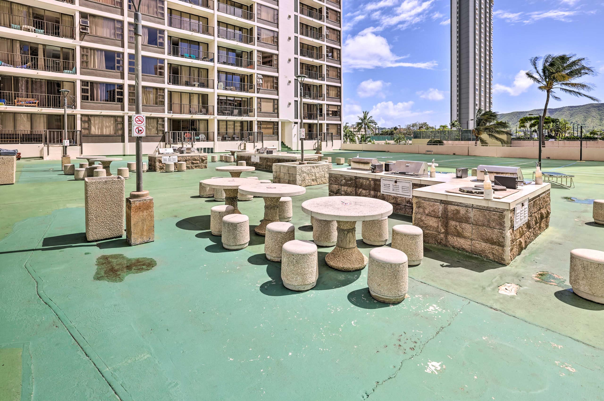 Condo in Honolulu · ★4.13 · 1 bedroom · 2 beds · 1 bath - Image 25