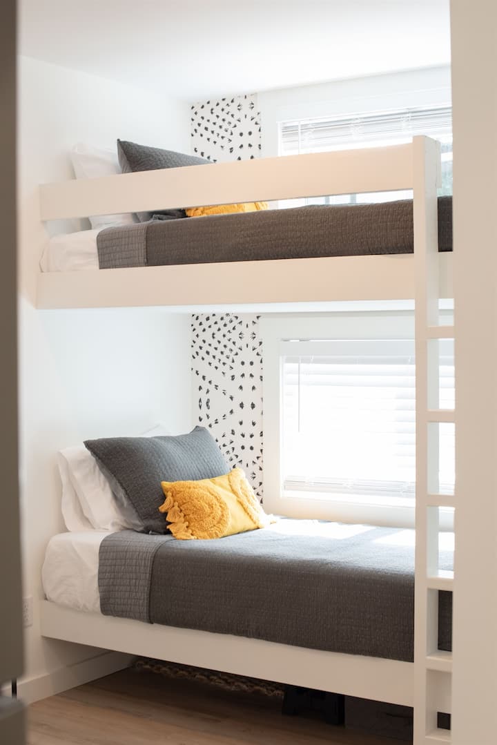 أسرّة بطابقين مريحة تقع قبالة الرواق