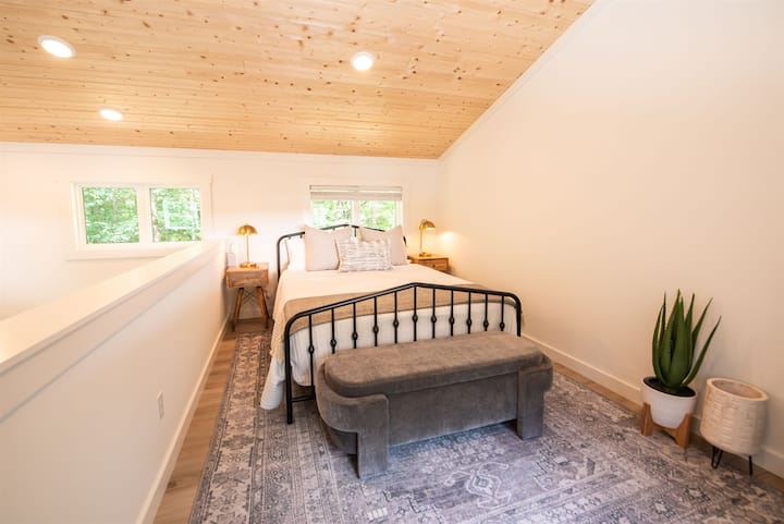 جرب شقتنا العلوية المرتفعة التي تتميز بسرير كوين مريح لراحتك.