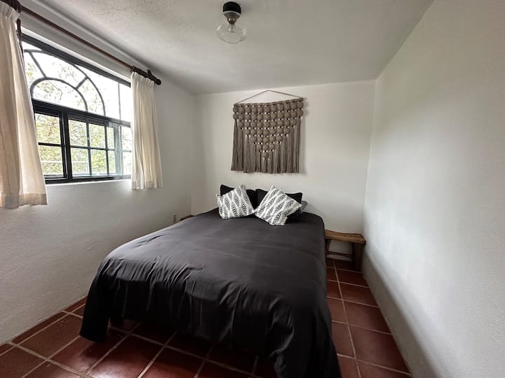 Ადგილზე, საცხოვრებელი სივრცე, სივრცე და საყოფაცხოვრებო პირობები, საწოლი, დეკორატიული დეტალები, მთლიანი ოთახის ფოტო, მდებარეობა, ხედი (ობიექტის / ოთახის)