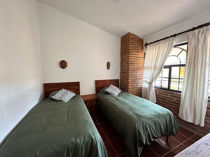 Ადგილზე, საცხოვრებელი სივრცე, სივრცე და საყოფაცხოვრებო პირობები, საწოლი, დეკორატიული დეტალები, მთლიანი ოთახის ფოტო, მდებარეობა, ხედი (ობიექტის / ოთახის)