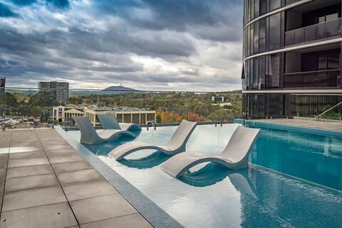 Modern City Escape in Phillip - Pool and Gym!