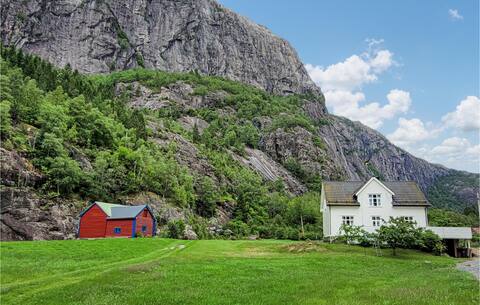 Cozy home in Fjæra with kitchen