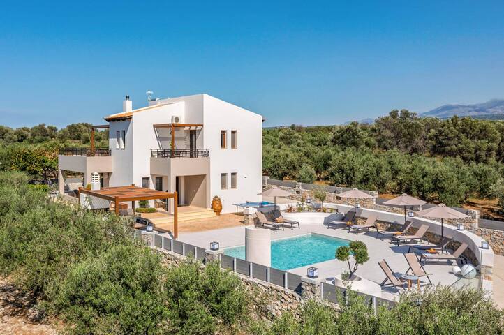 Villa Erato by Villa Plus gallery image 3