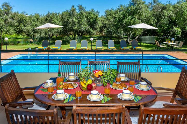 Villa Ilos by Villa Plus gallery image 5