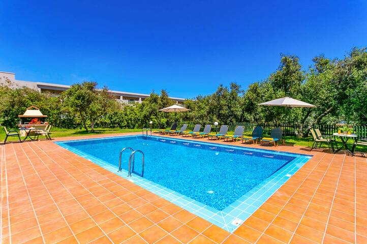 Villa Ilos by Villa Plus gallery image 2