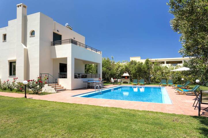 Villa Ilos by Villa Plus gallery image 4