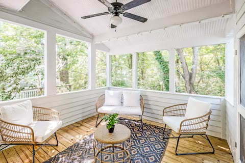 Boho Retreat | Walk Downtown • Porch + Monitor