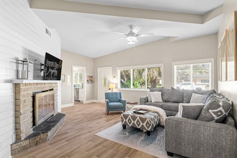 Seaside Sammie: Game Room, Fire Pit, Walk to Beach