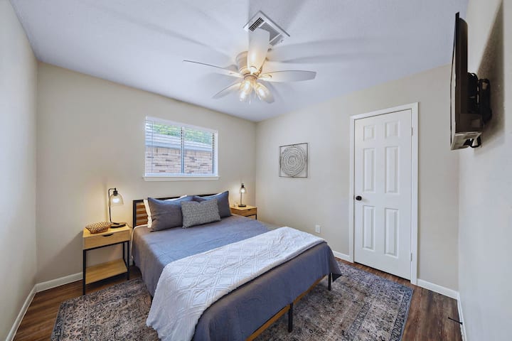 Šarmantna spavaća soba: uživajte u opuštajućim noćima uz elegantan dekor i ugodan ambijent!