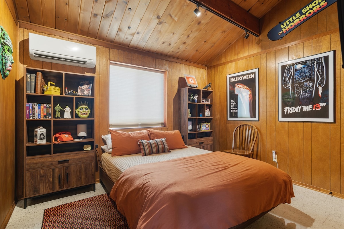 Horror-Themed Cabin! Retro & Scary Movie Inspired - Cabins for Rent in ...